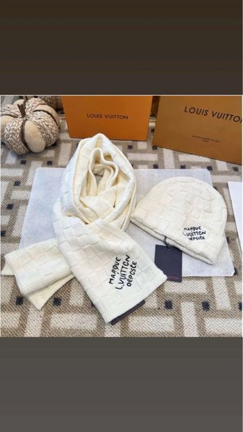 Écharpes + bonnets LV