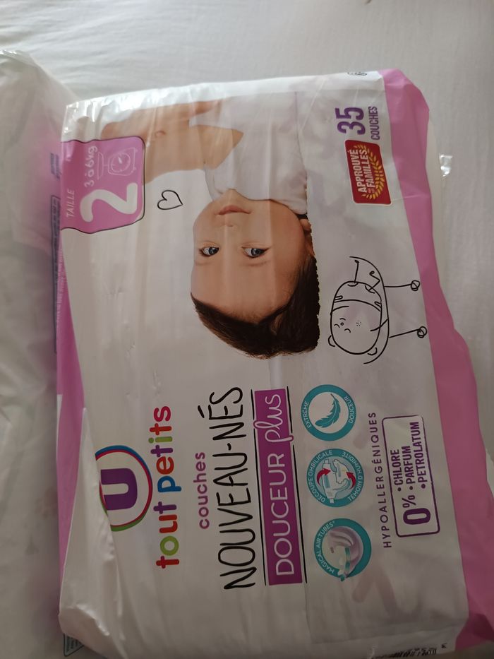 Lots de deux paquets de couches 2 age Pampers 62 couches et tout petit 35 couches neuf avec étiquette. - photo numéro 3