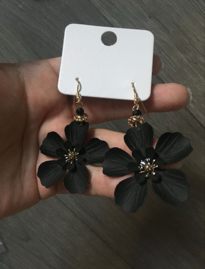 Boucles d’oreilles NEUVES pour femme forme de fleurs couleur noir - photo numéro 5