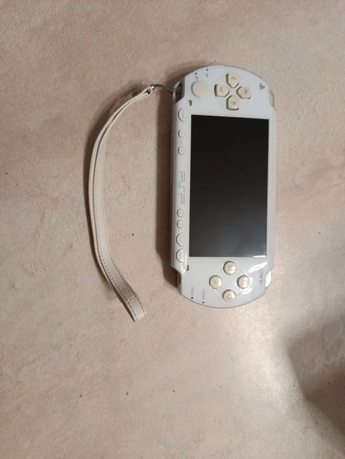 PSP blanche avec câble et 6 jeux - photo numéro 6