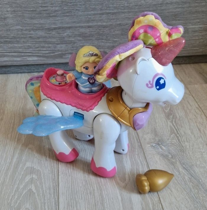 Licorne musicale  et lumineuse vtech tut tut copains avec sa carotte et son personnage musical comme neuve