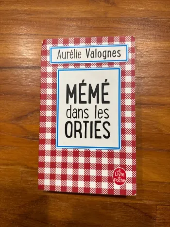 Livre, mémé dans les orties