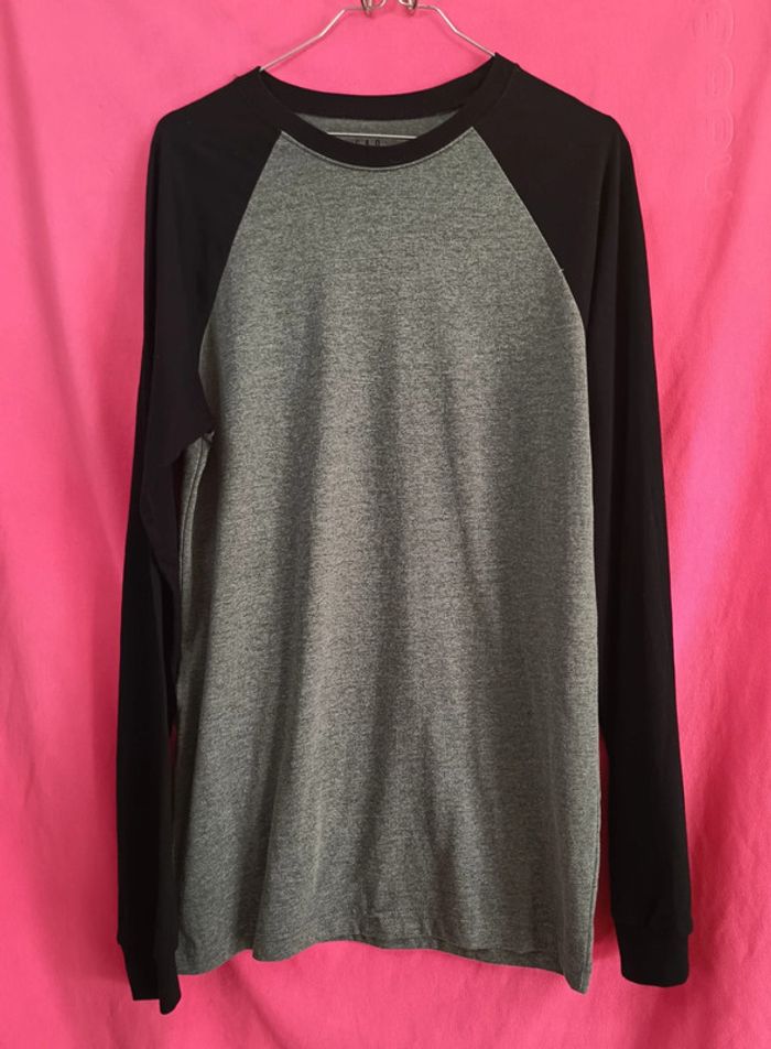 tee-shirt manches longues.