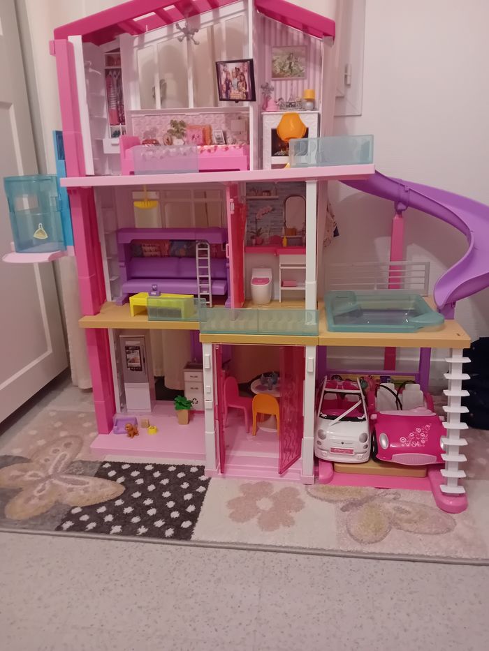 Vendre une maison de Barbie et cadre reine des neige.