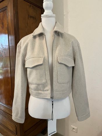 Veste courte beige Bershka neuve avec étiquette - taille XS, modèle tendance automne/hiver