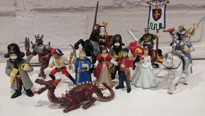 Mini figurines plastoy  princesses chevaliers... - photo numéro 6