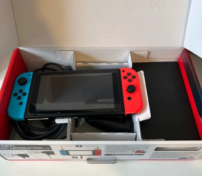 Nintendo Switch + accessoires - photo numéro 2