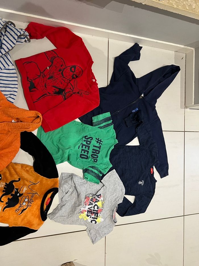 Lot numéro 4 - vêtements garçon 8 ans - photo numéro 3