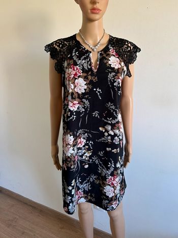 Robe noire et fleurie taille unique bon état