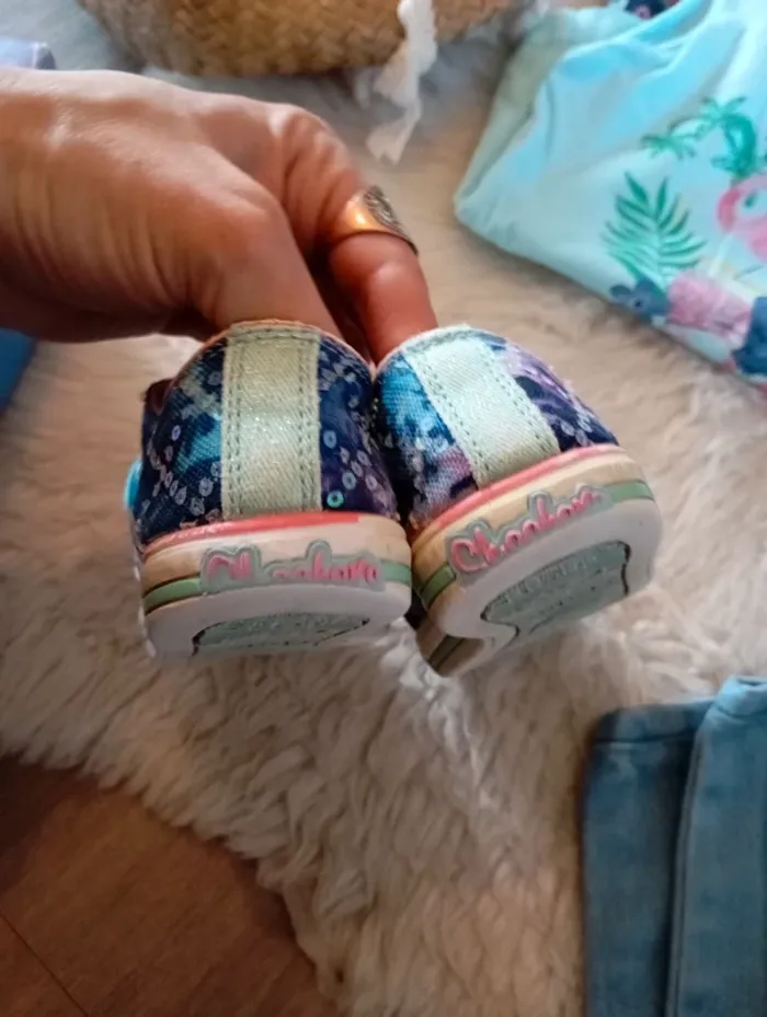 Gros Lot fille 2/3 ans 💗 jean Zara + debardeurs Primark + basket Skechers +  veste sans marque - photo numéro 11