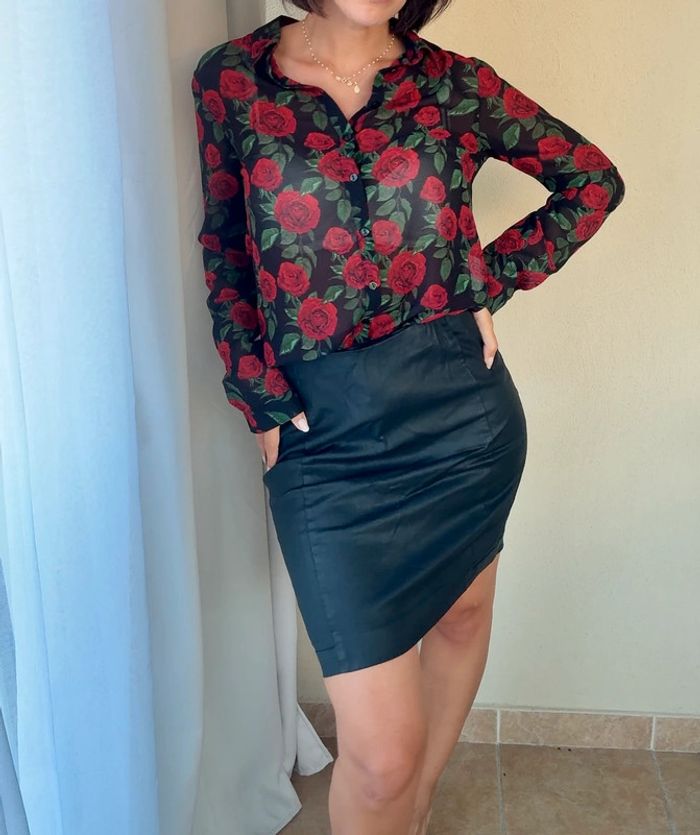 Chemise Les petites Bombes noire et roses rouges S très bon état - photo numéro 2