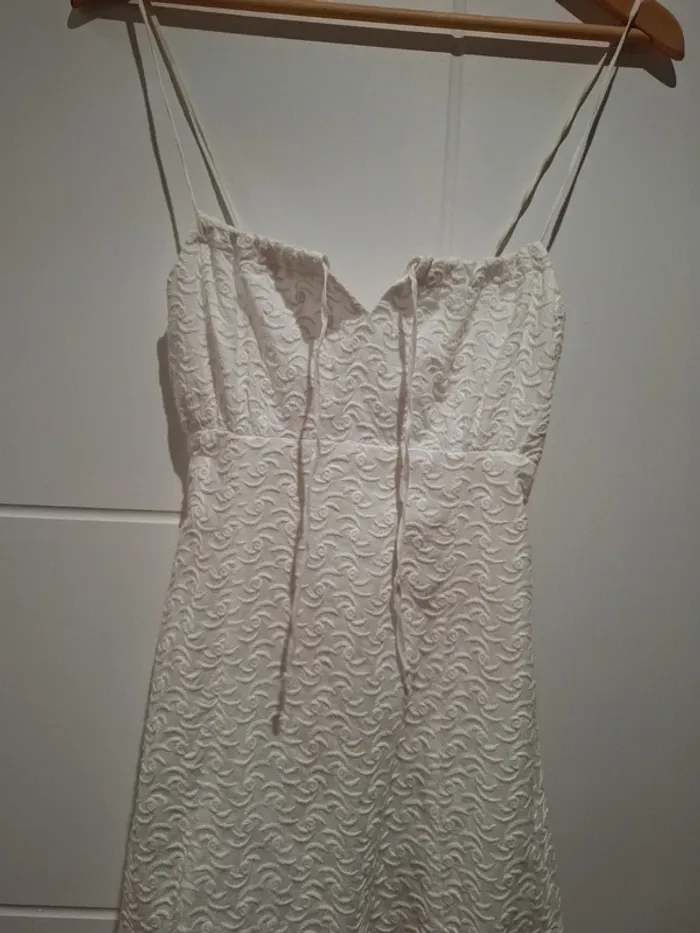 Jolie robe blanche brodée 36 Très bon état - photo numéro 4
