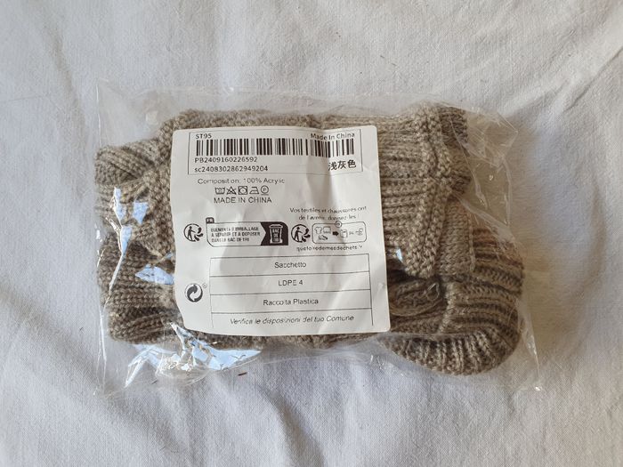 Paire de mitaine gants tricotées beige avec bouton neuves sous blister - photo numéro 2