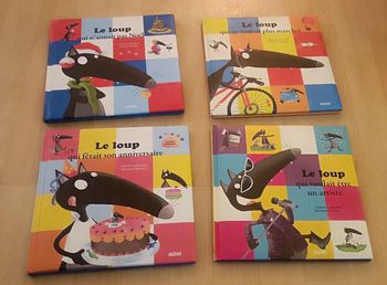 Lot de 4 grands livres Le Loup