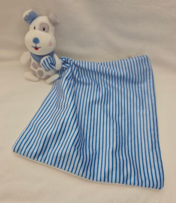 Doudou peluche chien blanc tache grises avec mouchoir blanc et bleu rayé- Shima