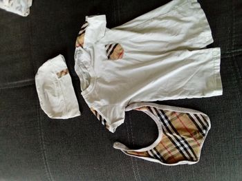 Bodies bavoir bonnet Burberry