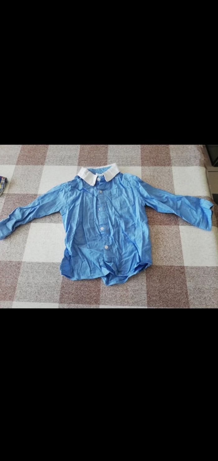 Chemise 92 cm bleue manches longues avec col blanc et noeud papillon gris C&A