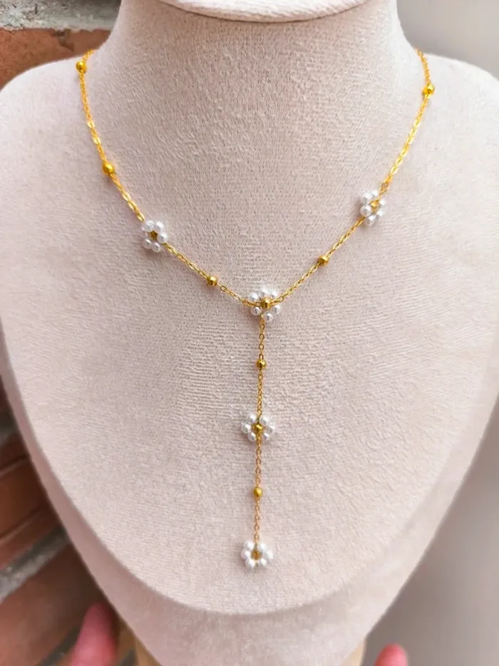 Pendentif doré en Y avec fleurs marguerites blanches nacrées - photo numéro 2