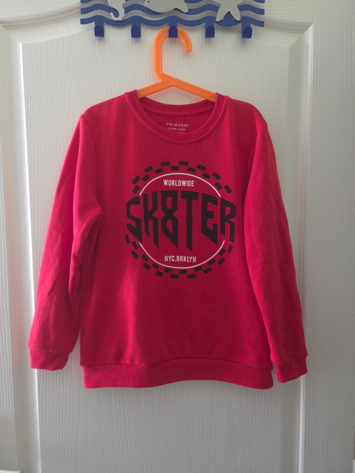 Sweat rouge Primark "sk8ter" worldwide  nyc.brklyn- Taille 9/10 ans
