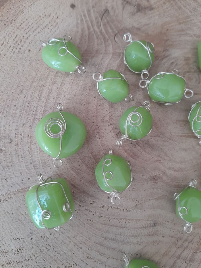 Lot de 15 perles vertes en verre et fils de fer - photo numéro 2