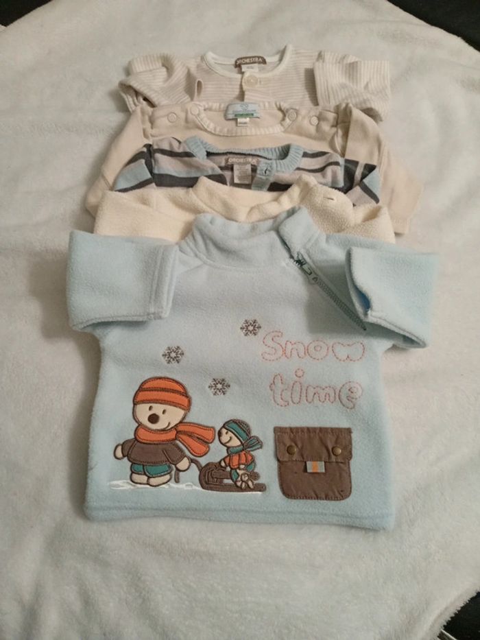 1gilet et 4Pulls de 3mois