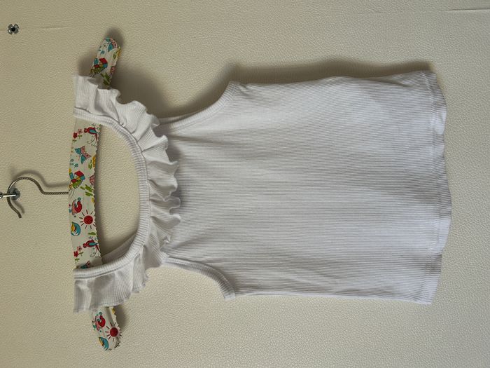 tee-shirt sans manche col avec petit volant - photo numéro 1