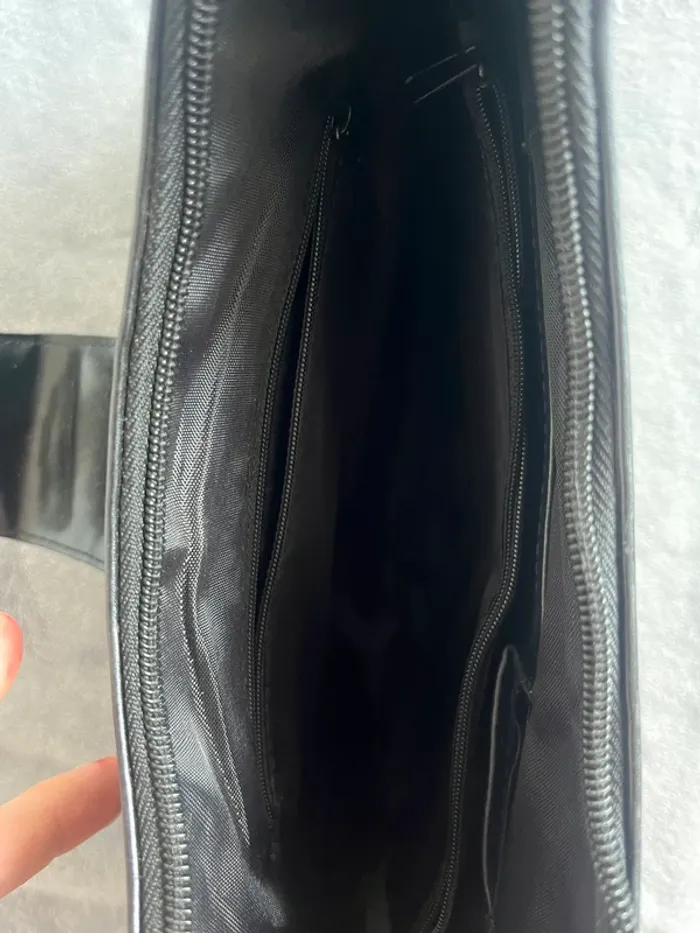 Sac Y2K vintage noir verni à breloques – style 2000s - photo numéro 3