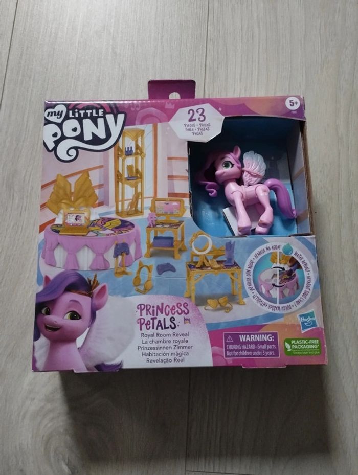 M'y little Pony princesse petals la chambre royale neuf