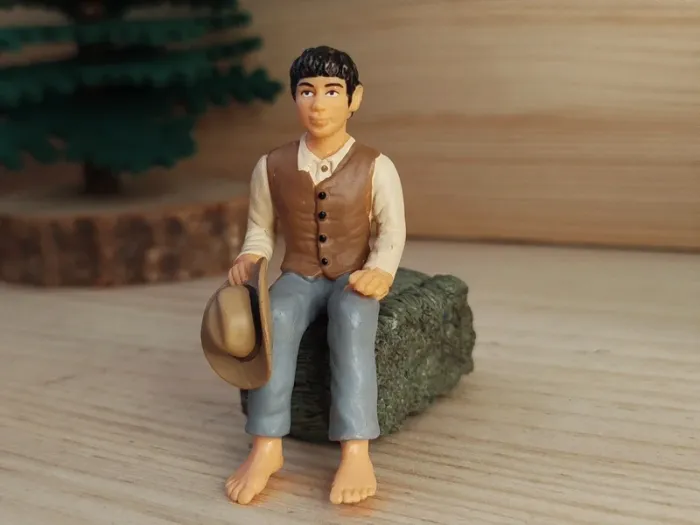 Schleich personnage homme au chapeau assis - photo numéro 2