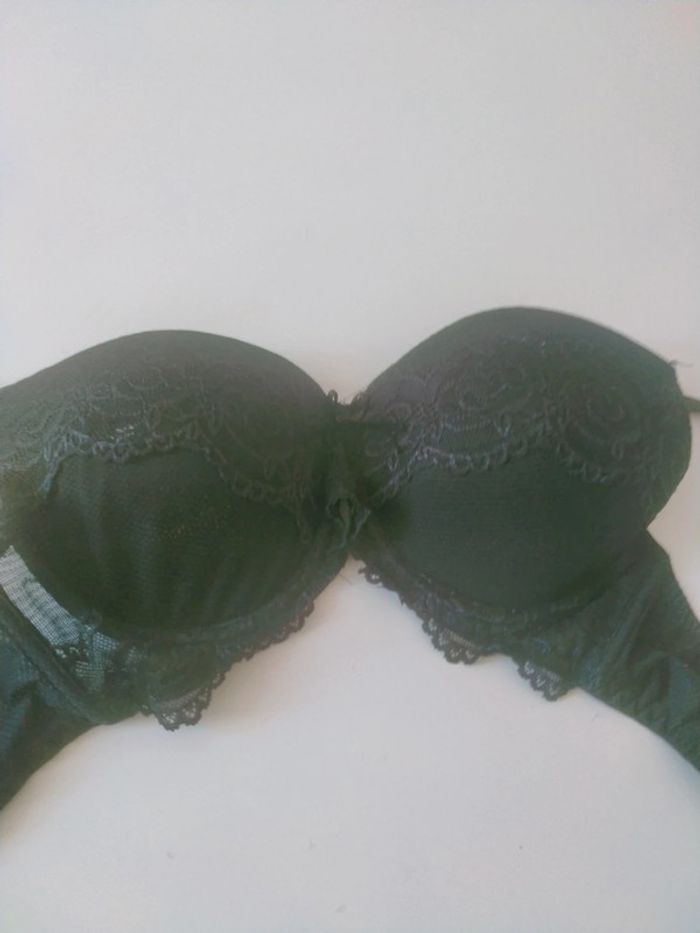 Soutien-gorge noir en dentelle élégant et confortable - photo numéro 2