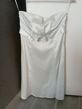 Robe blanche sans manches