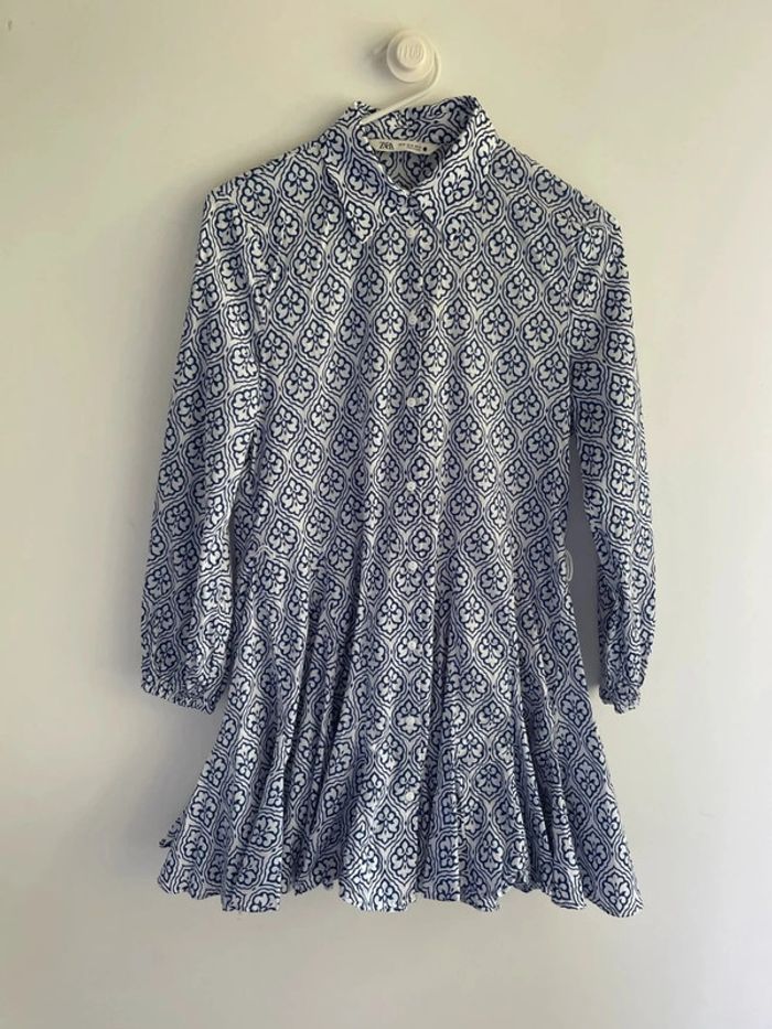 Robe blanche à motif bleu Zara