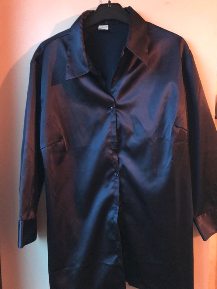 Chemise satinée camaieu mauve foncé