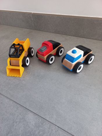 Lot de véhicules en bois