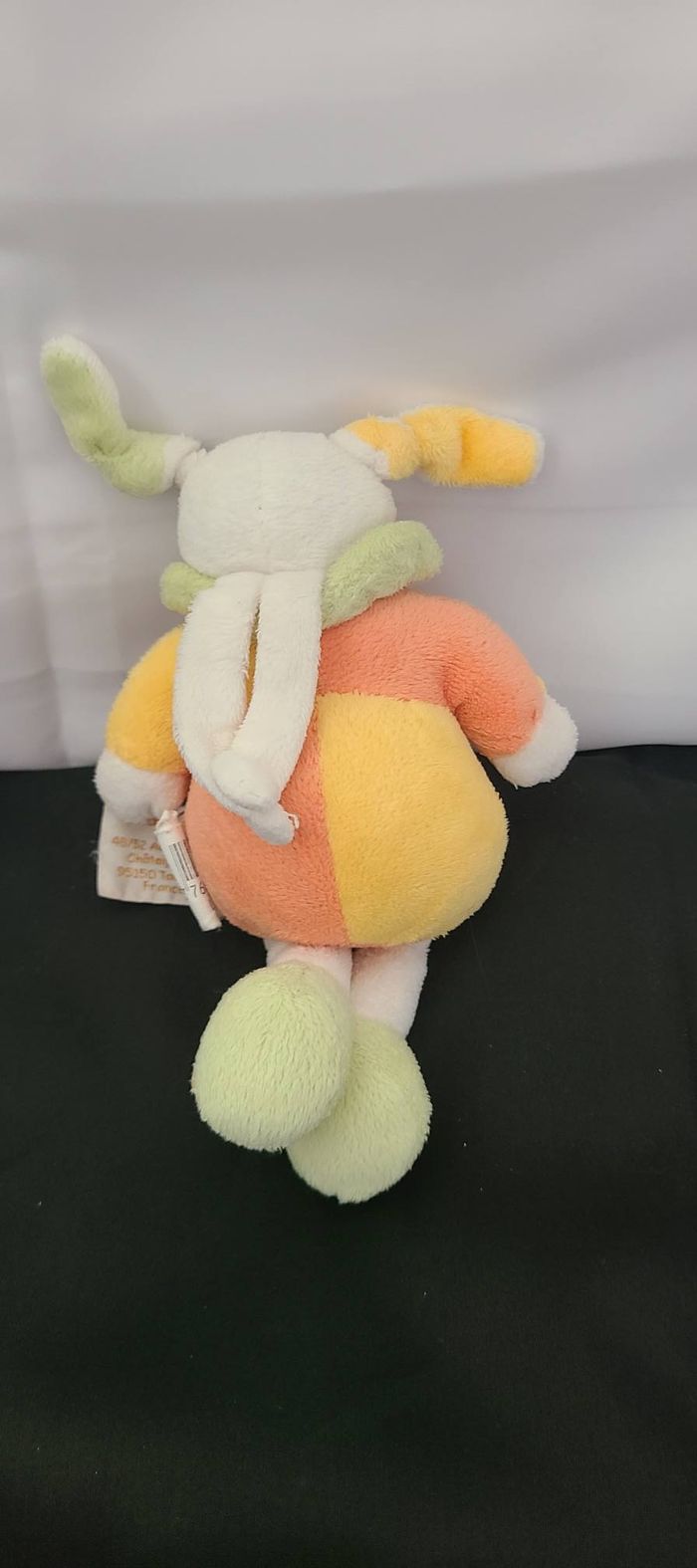 Peluche doudou lapin blanc BABY NAT' jaune vert orange fleur grelot 17 cm - photo numéro 3