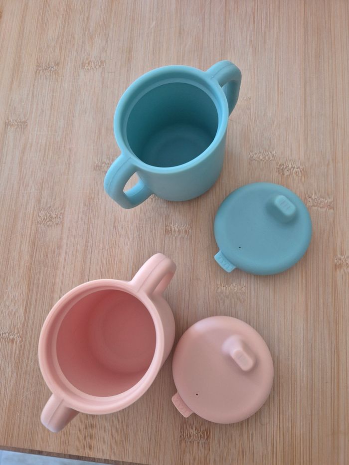 2 verres à bec BÉABA en silicone rose et bleu parfait état - photo numéro 2