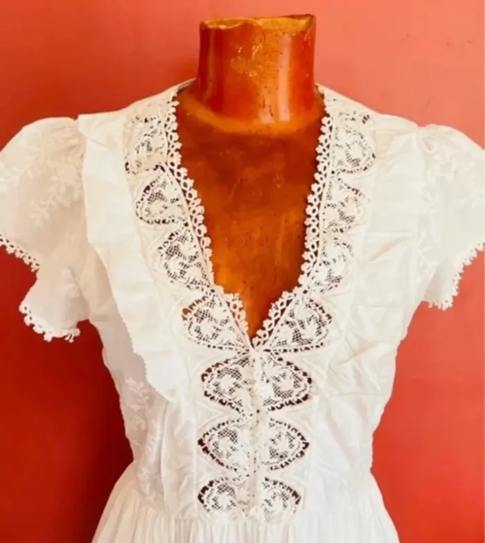 Jolie petite robe brodée blanche - photo numéro 3