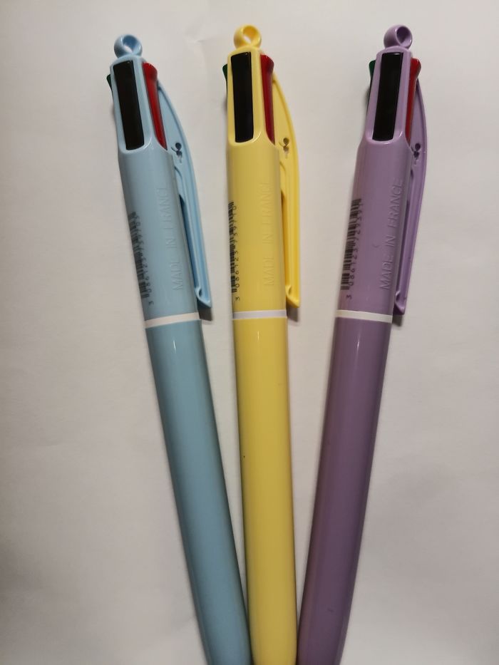 3 stylos BIC 4 COULEURS- corps coloré- neufs- - photo numéro 4