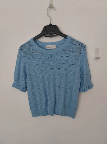 Top bleu pastel broderie manches courtes in april 1986