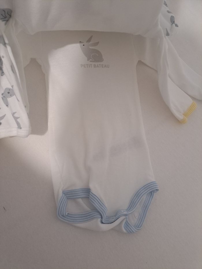Lot 3 body petit bateau 6mois neufs - photo numéro 5