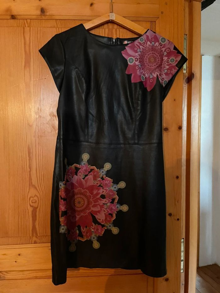 Robe en cuir