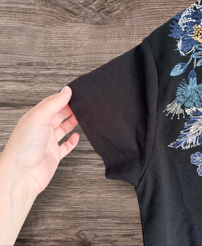 T-shirt manches courtes noir à motifs doré bleu Zara taille 36 S - photo numéro 2