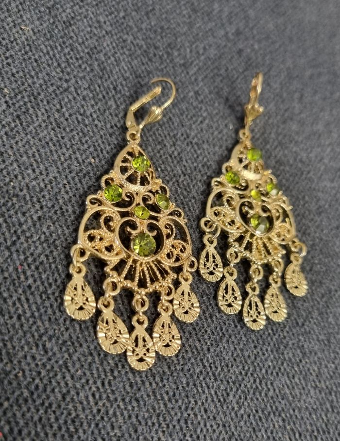 Boucles d'oreilles oriental doré pendante motifs filigrané et pierre verte - photo numéro 5