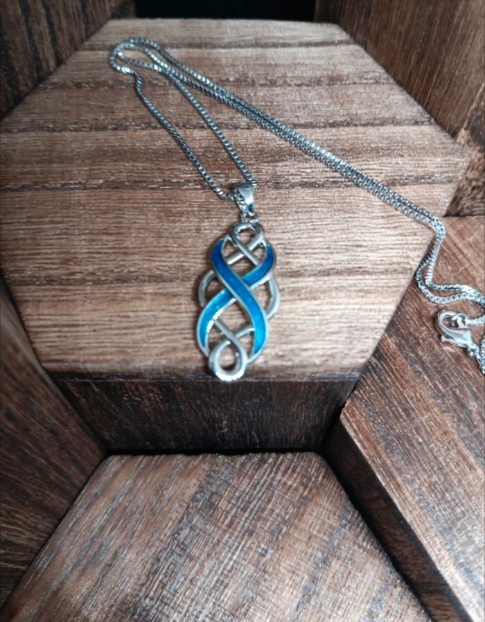 Collier Femme Élégant en Métal avec Pendentif Émaillé – Bijou Chic & Tendance - photo numéro 4