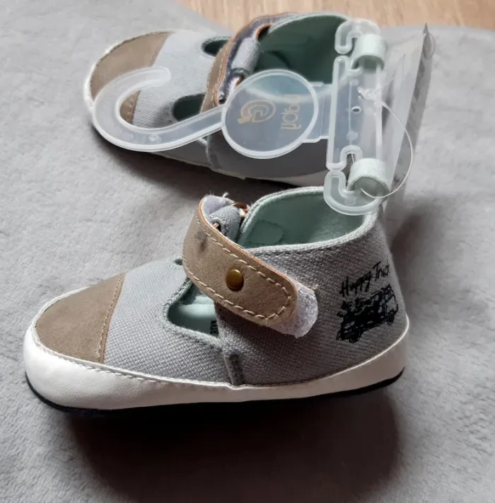 chaussures (chaussons) bébé gémo 6/12 mois neuves avec étiquette