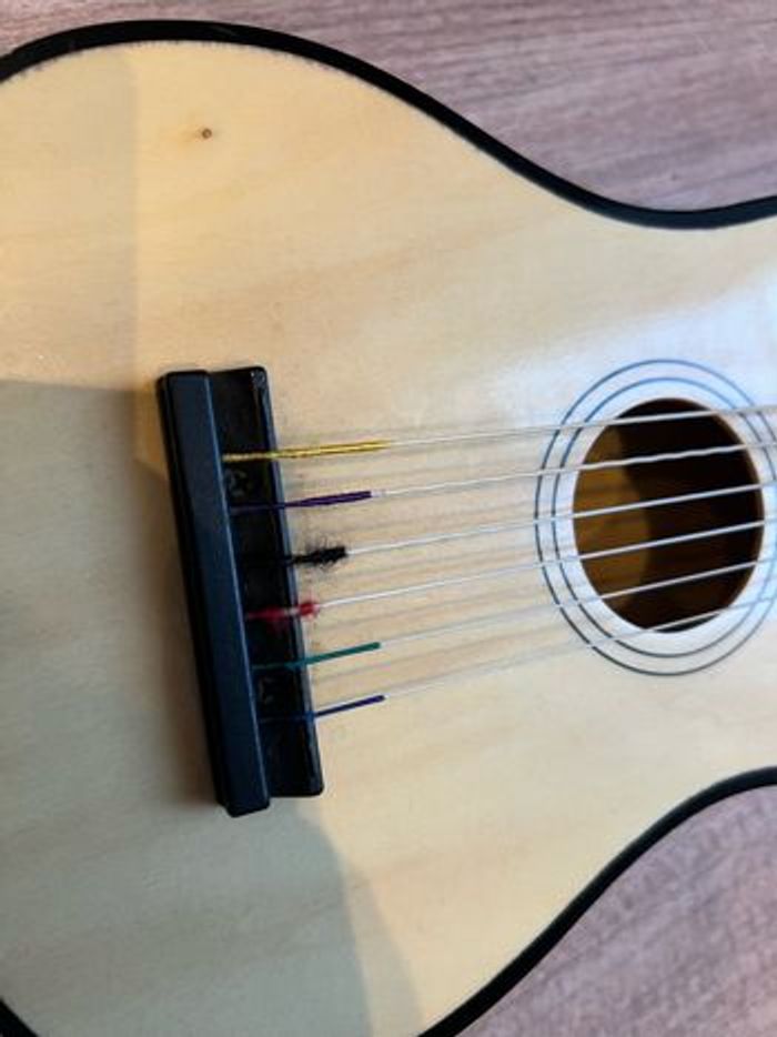Petite guitare - photo numéro 4