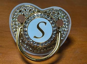 Tétine/tutute initiale S strass or