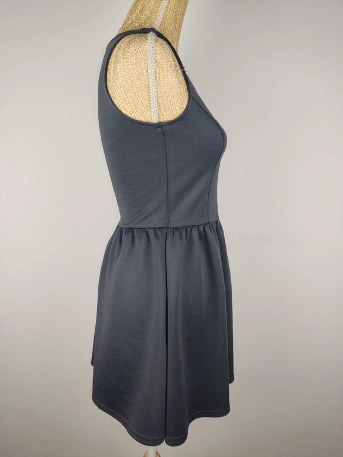 Robe mi-longue sans manches coupe patineuse grise détails cloutés taille 38 H&M - photo numéro 3