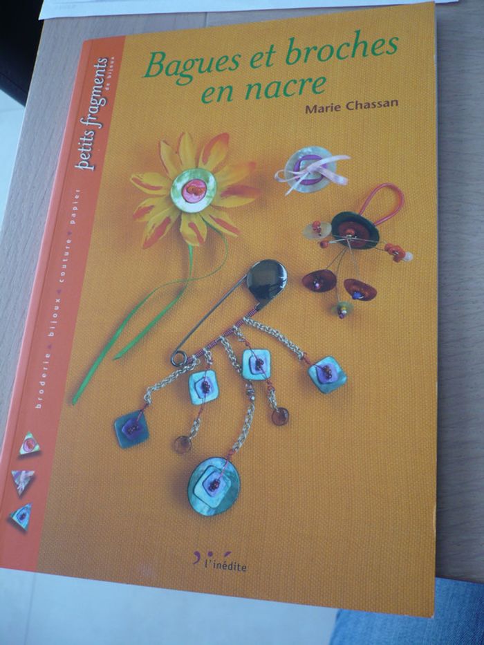 Livre "Bagues et broches en nacre" neuf