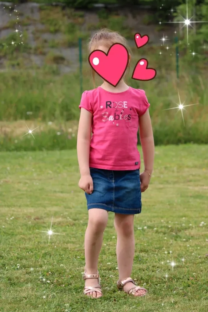 Lot de 2 t-shirts+ une jupe taille 5 ans. - photo numéro 2